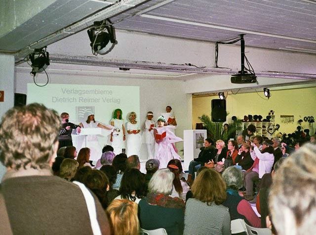 Papierkleider auf der Messe 'femme 5', Bonn, 22.3.2015